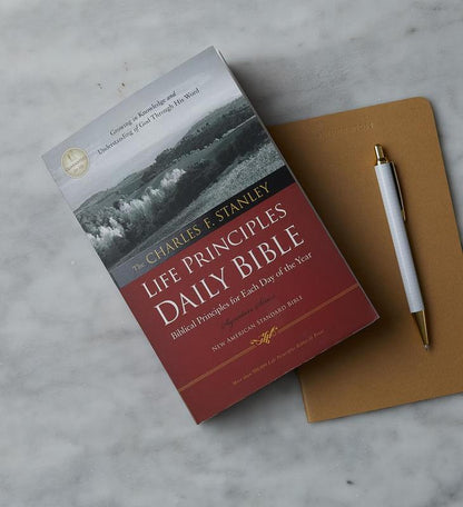 NASB Life Principles Daily Bible
